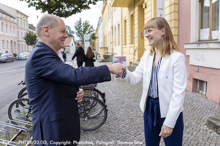 Bundeskanzler Olaf Scholz beim Besuch des Frauenpolitischen Rats
